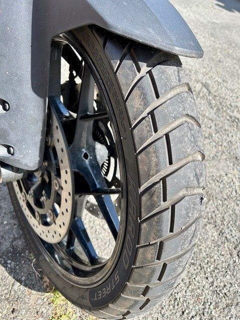 Eine Nahaufnahme des Vorderrads eines Motorrads