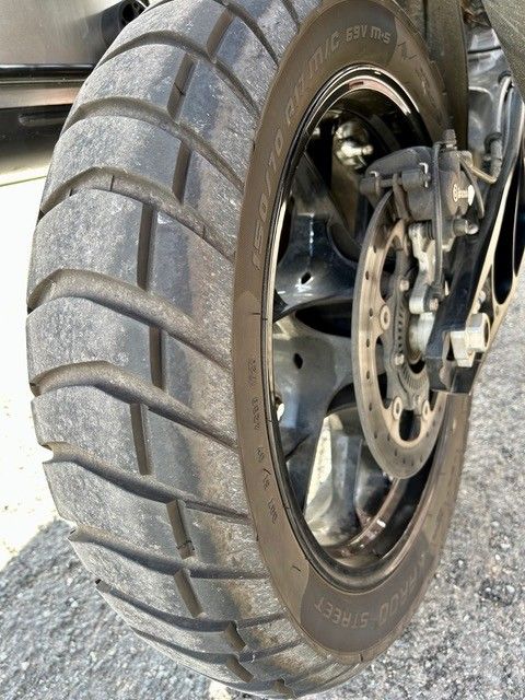 Eine Nahaufnahme eines Reifens auf einem Motorrad