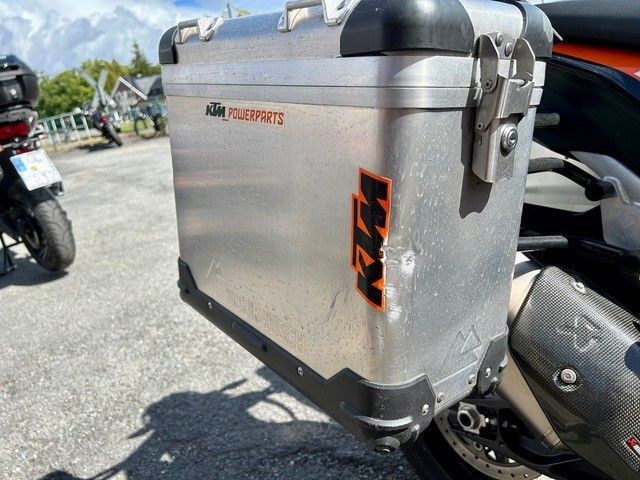 Ein Motorrad mit einer daran befestigten KTM-Gepäckbox.