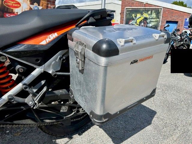 Ein KTM-Motorrad steht auf einem Parkplatz