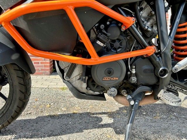 Eine Nahaufnahme eines Motorradmotors mit der Aufschrift KTM