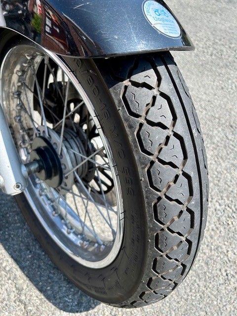 Eine Nahaufnahme eines Reifens auf einem Motorrad