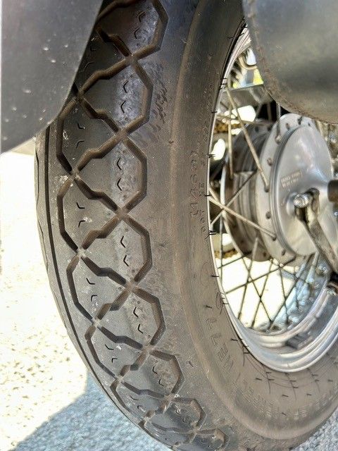 Eine Nahaufnahme eines Motorradreifens auf einer Straße.