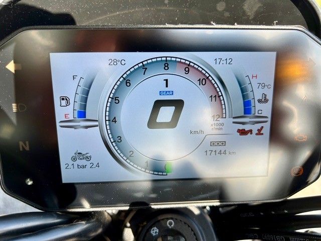 Motorrad-Armaturenbrett mit Anzeige von Geschwindigkeit (0), Temperatur (28 °C), Uhrzeit (17:12), Kraftstoff- und Motortemperaturanzeige sowie Kilometerstand (17144 km).