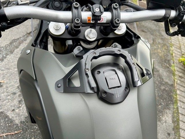 Motorradtank und Lenker von oben betrachtet, mit schwarzem Tankdeckel und grauen Karosserieteilen