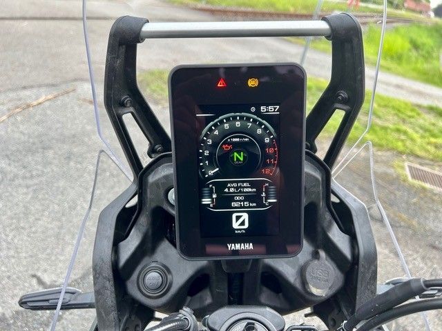 Yamaha-Motorrad-Armaturenbrett mit Touchscreen-Display und Lenker, das Fahrdaten bei Tageslicht anzeigt