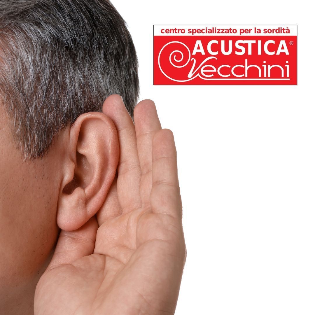 Uomo che tiene la mano vicino all'orecchio con il logo 