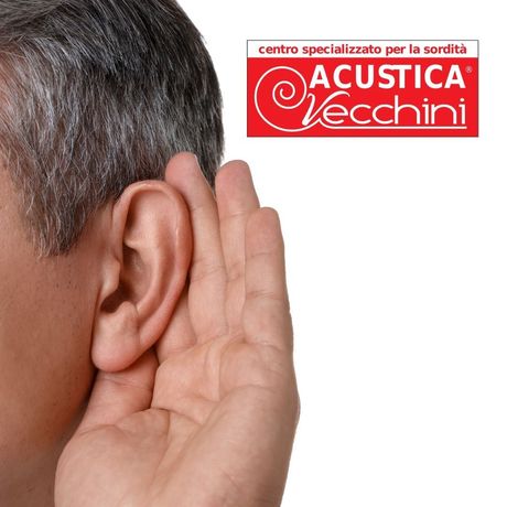 Uomo che tiene la mano vicino all'orecchio con il logo 