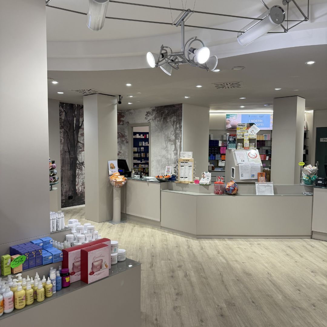 Interno di un negozio. Bancone con espositori, prodotti e illuminazione dall'alto.