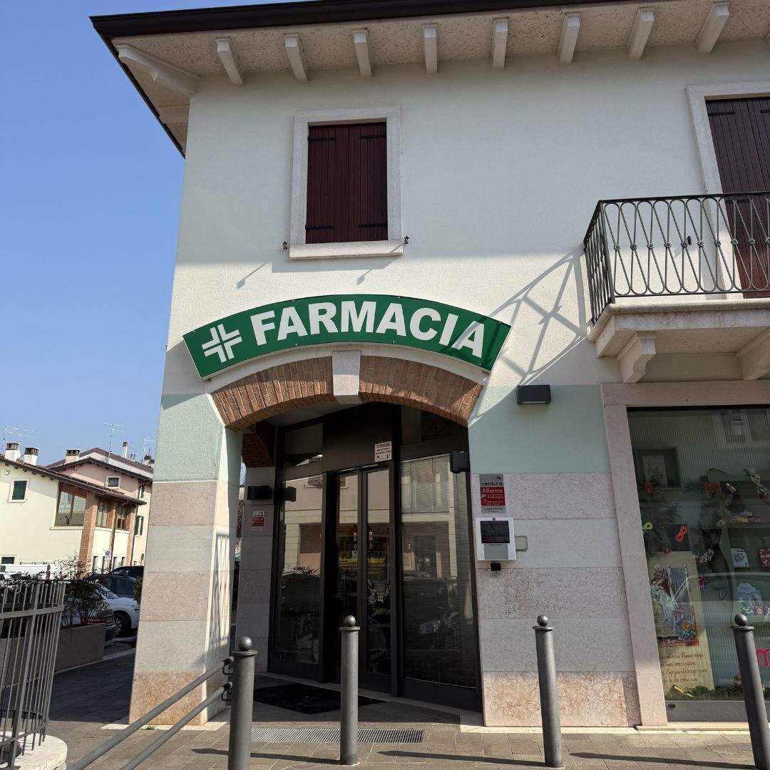 Esterno di una farmacia, cartello 