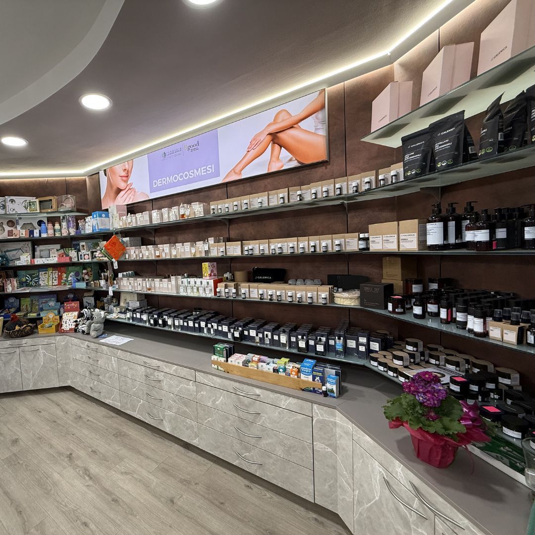 Vista interna di un negozio ben fornito con prodotti sugli scaffali e un bancone.