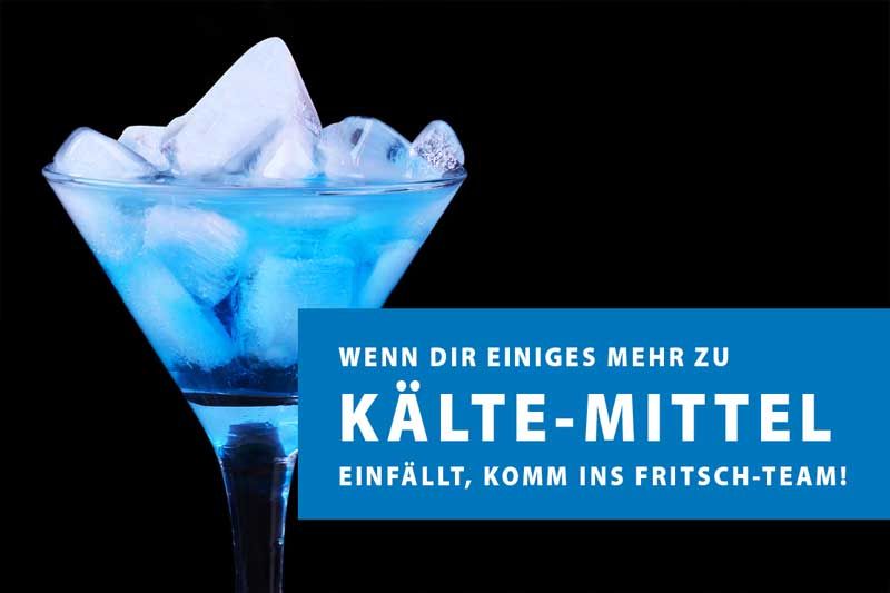 Ein Martiniglas gefüllt mit blauer Flüssigkeit und Eiswürfeln