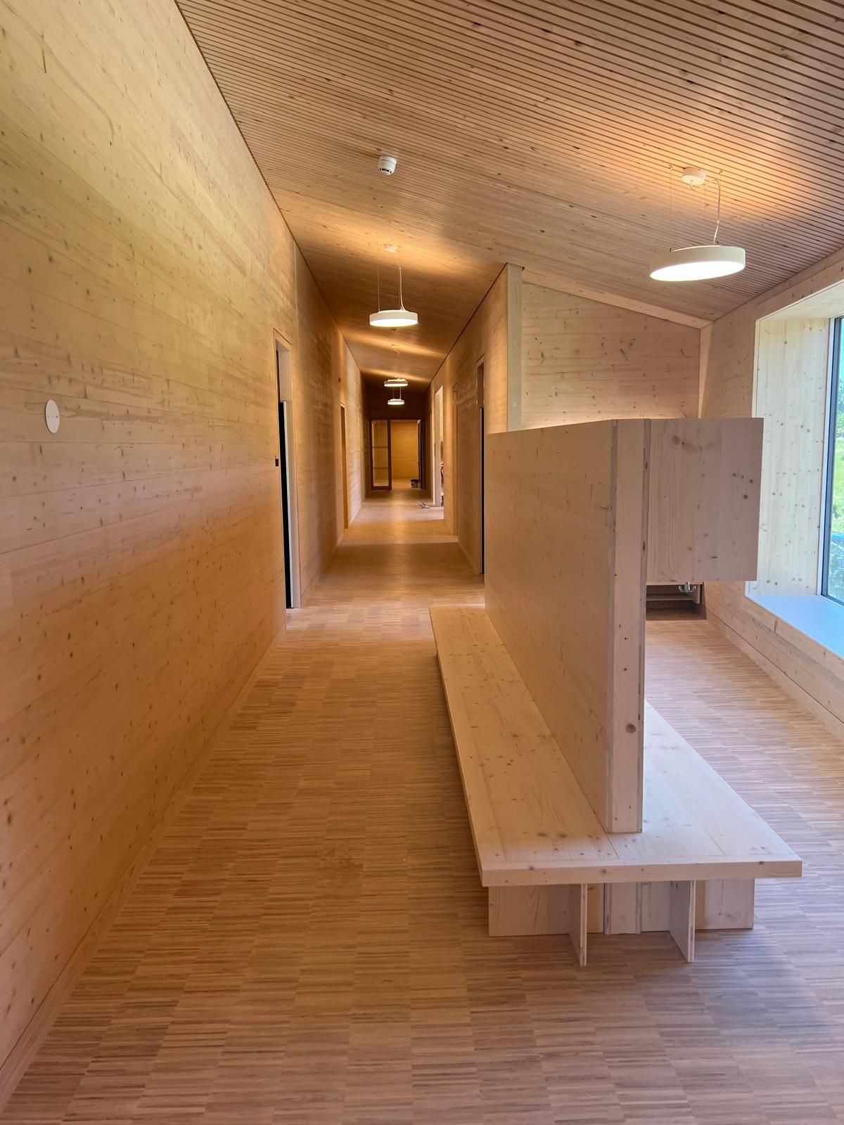 Holzbalken mit einem Netz