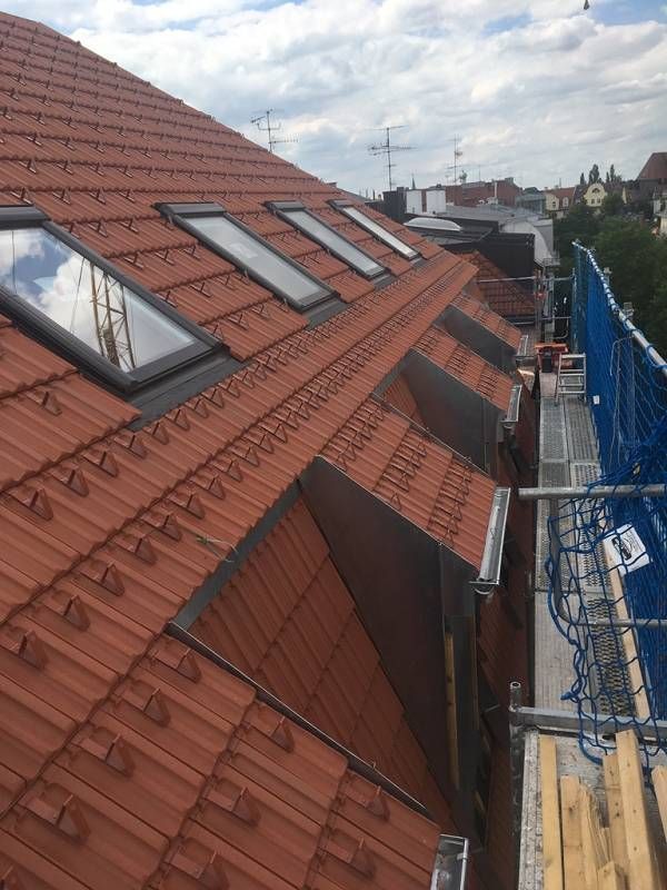 Rote Dachziegel und Dachfenster