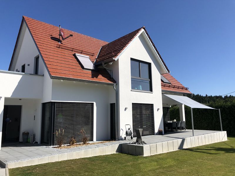 Wohnhaus weiß mit rotem Dach