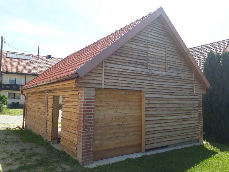 Ein kleines Holzhaus in einem Garten