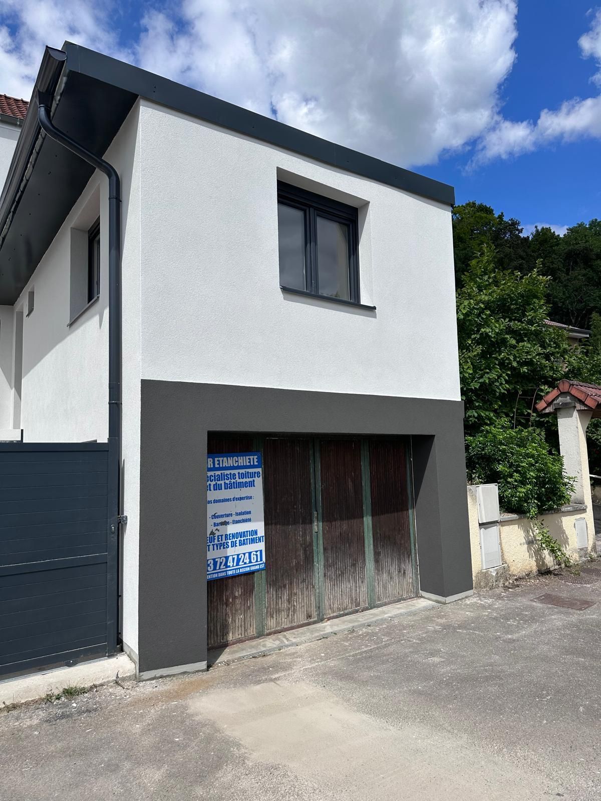 Maison avec finition crépie.