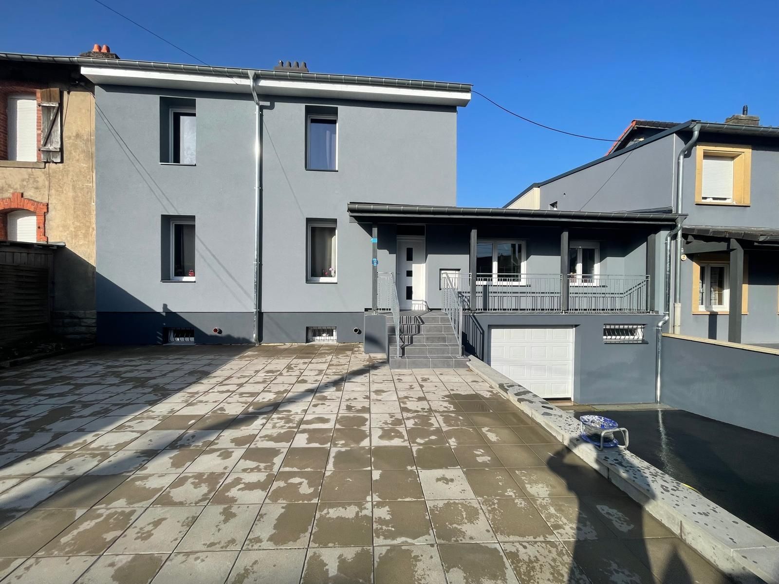 Extérieur de maison peint en gris