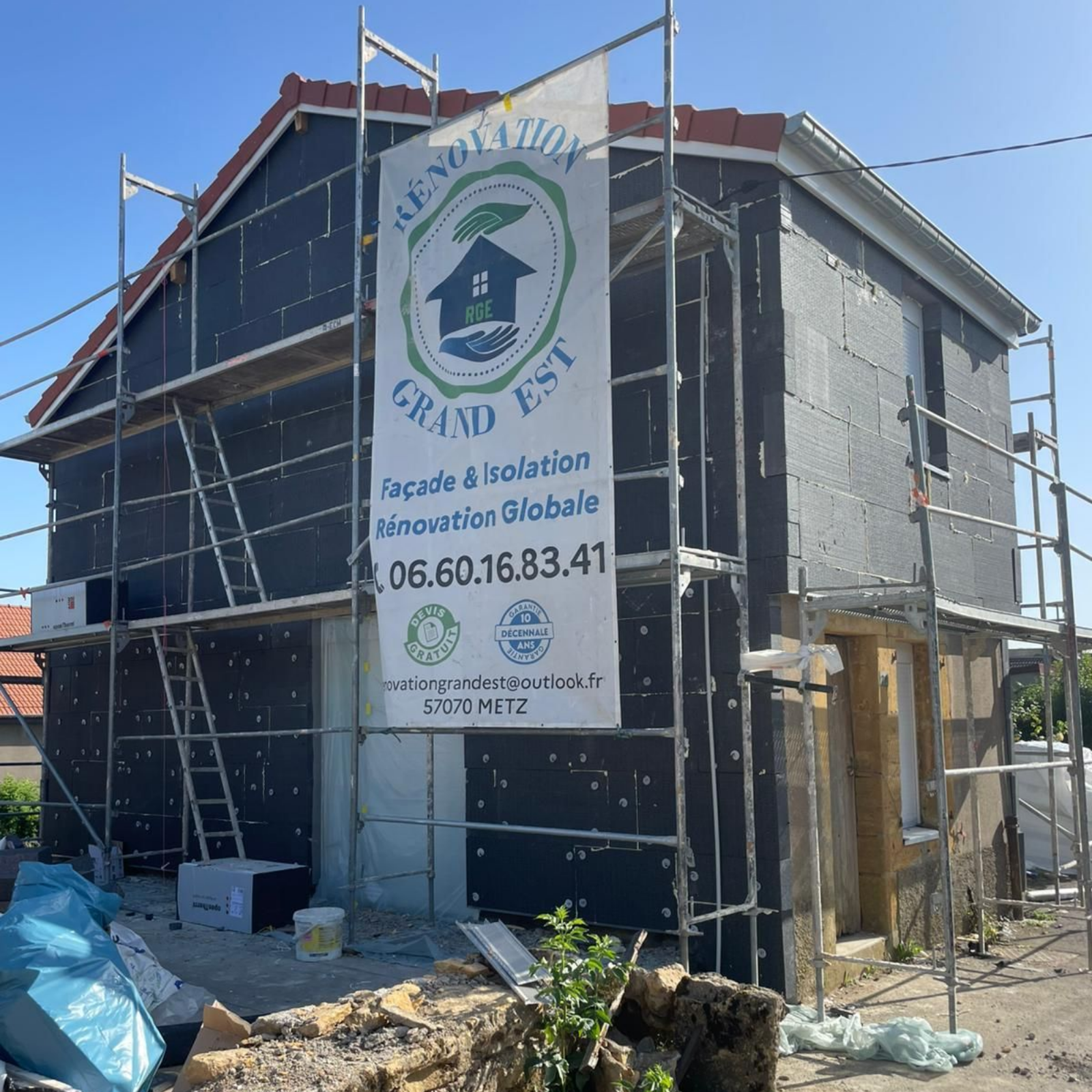 Maison en rénovation avec échafaudage et isolation, bannière pour Rénovation Grand Est.