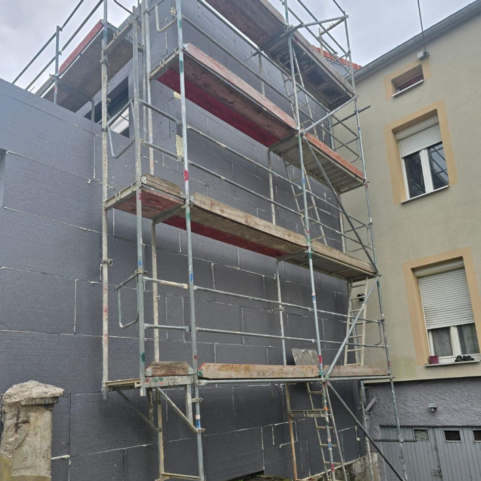 Façade avec échafaudage