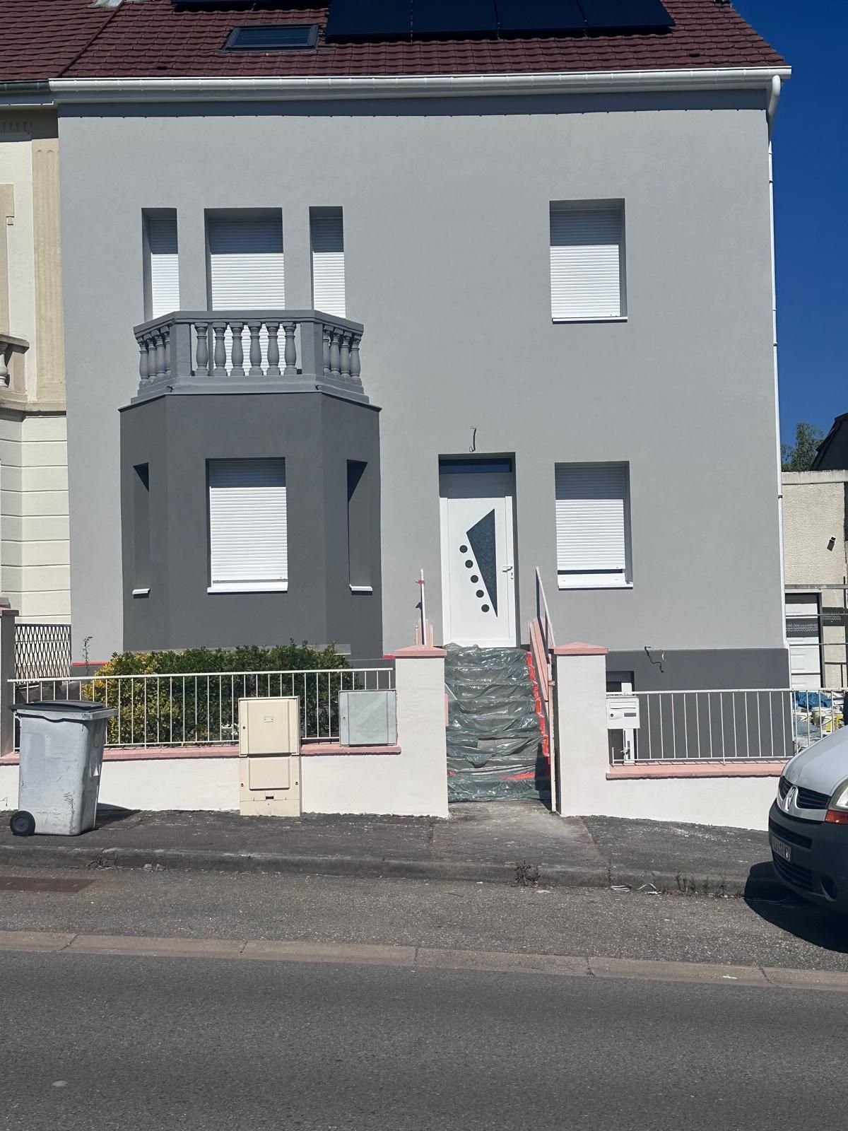 Maison avec balconnet.