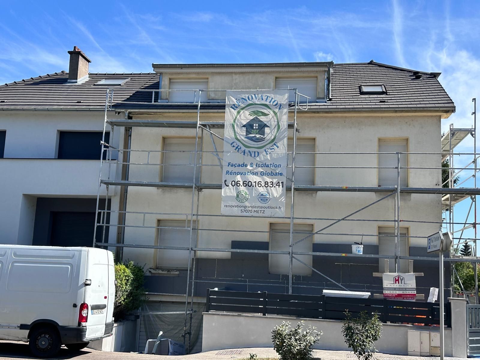 Maison en rénovation, avec échafaudage. Travaux de façade en cours.