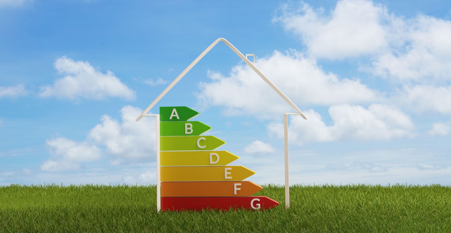 Étiquette d'efficacité énergétique dans un contour de maison sur fond d'herbe verte et de ciel bleu.