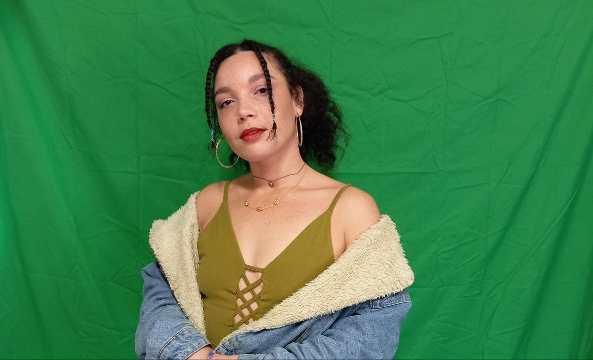 Femme posant devant un fond vert