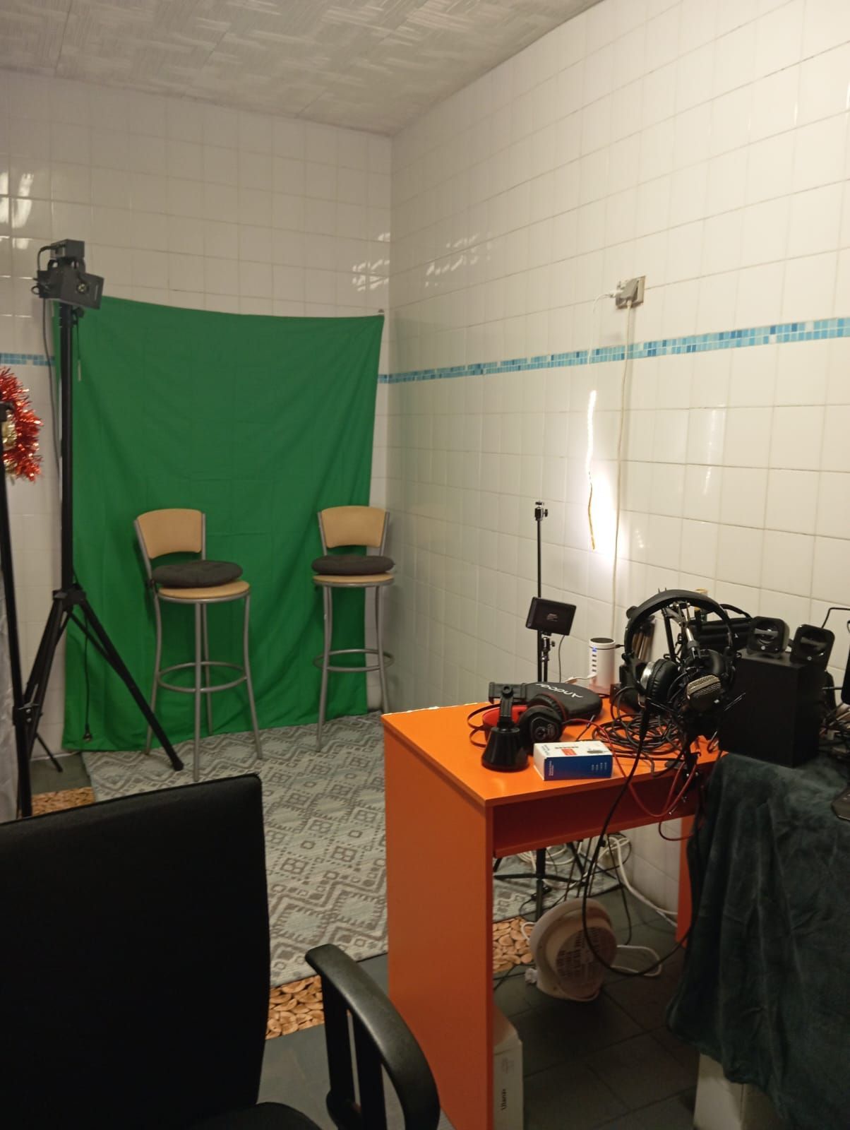 Intérieur du studio photo avec fond vert