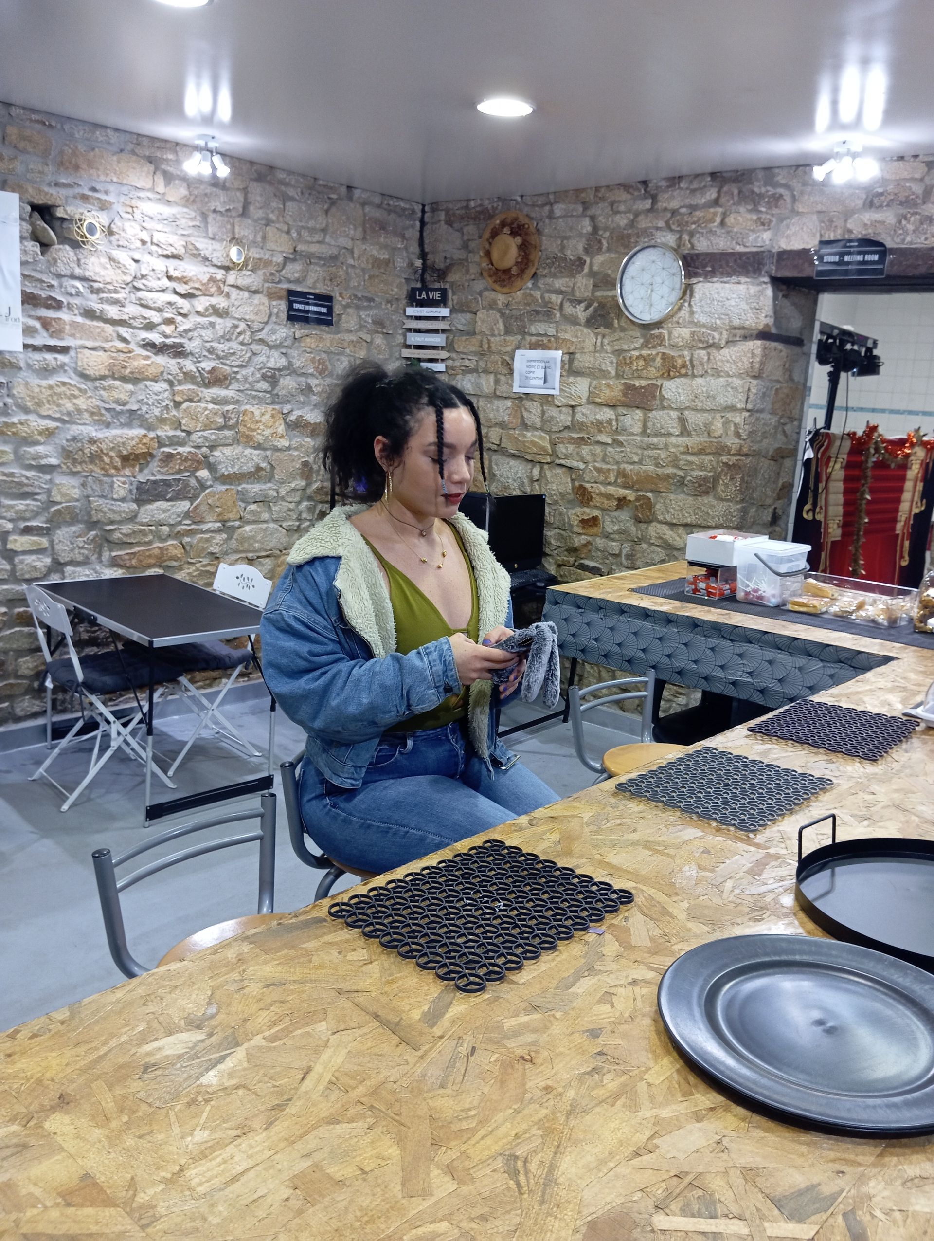 Intérieur : partie bar et cybercafé