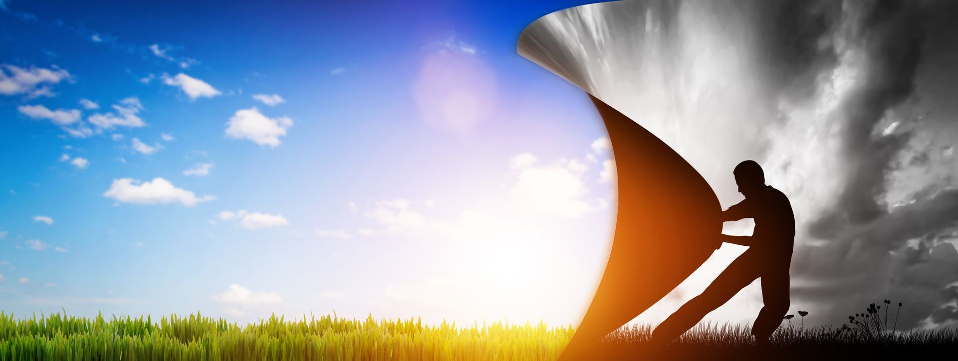 Une personne tire un rideau pour révéler un ciel bleu derrière un ciel sombre et nuageux.