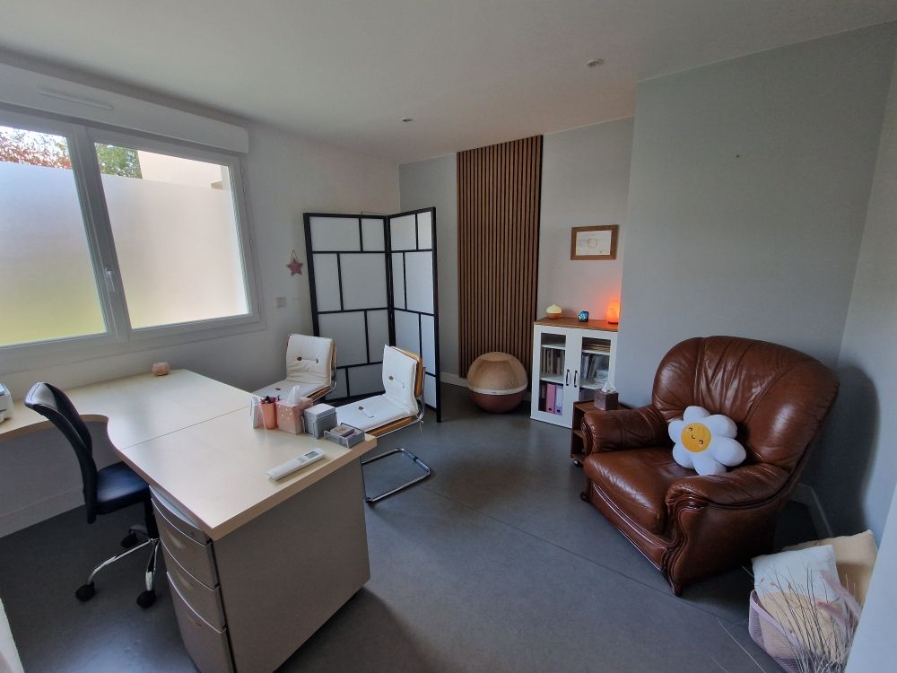 L'intérieur du cabinet de RABY Céline avec un fauteuil et un bureau.