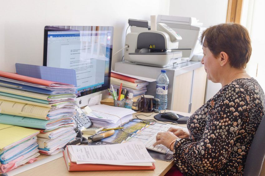 Secrétaire devant son ordinateur