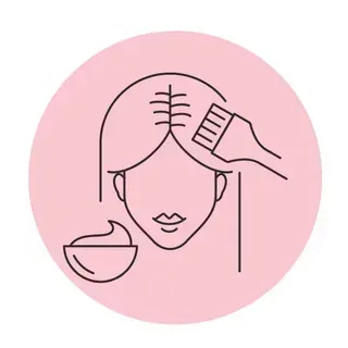 Persona con cabello a teñir, fondo rosa, recipiente con tinte y cepillo.