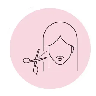 Una mujer cortándose el pelo, ilustrada con tijeras cortándose el flequillo, fondo rosa.