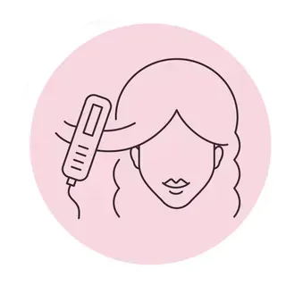 Mujer alisando el cabello con una plancha, dentro de un círculo rosa.