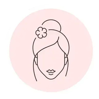 Mujer con peinado de moño, accesorio para el cabello con flores, en un círculo rosa.