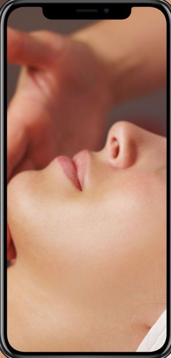 Un primer plano del rostro de una persona mientras recibe un tratamiento facial