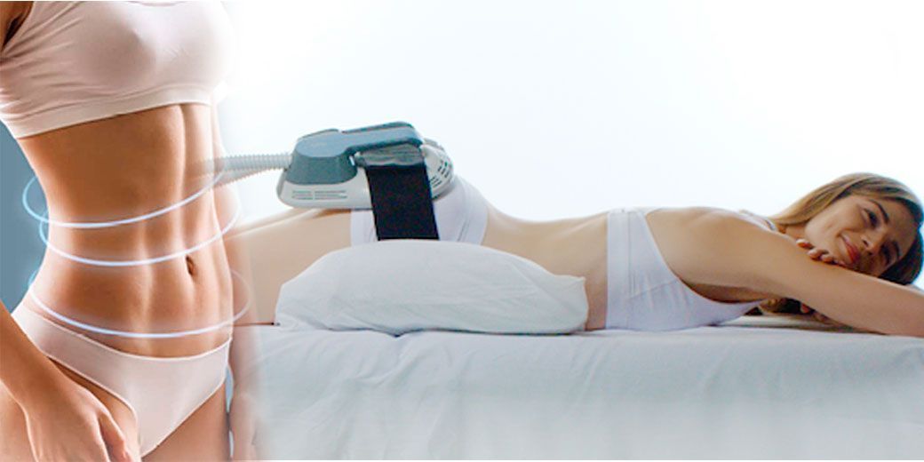 Mujer sometida a un tratamiento de contorno corporal, tumbada en una cama.