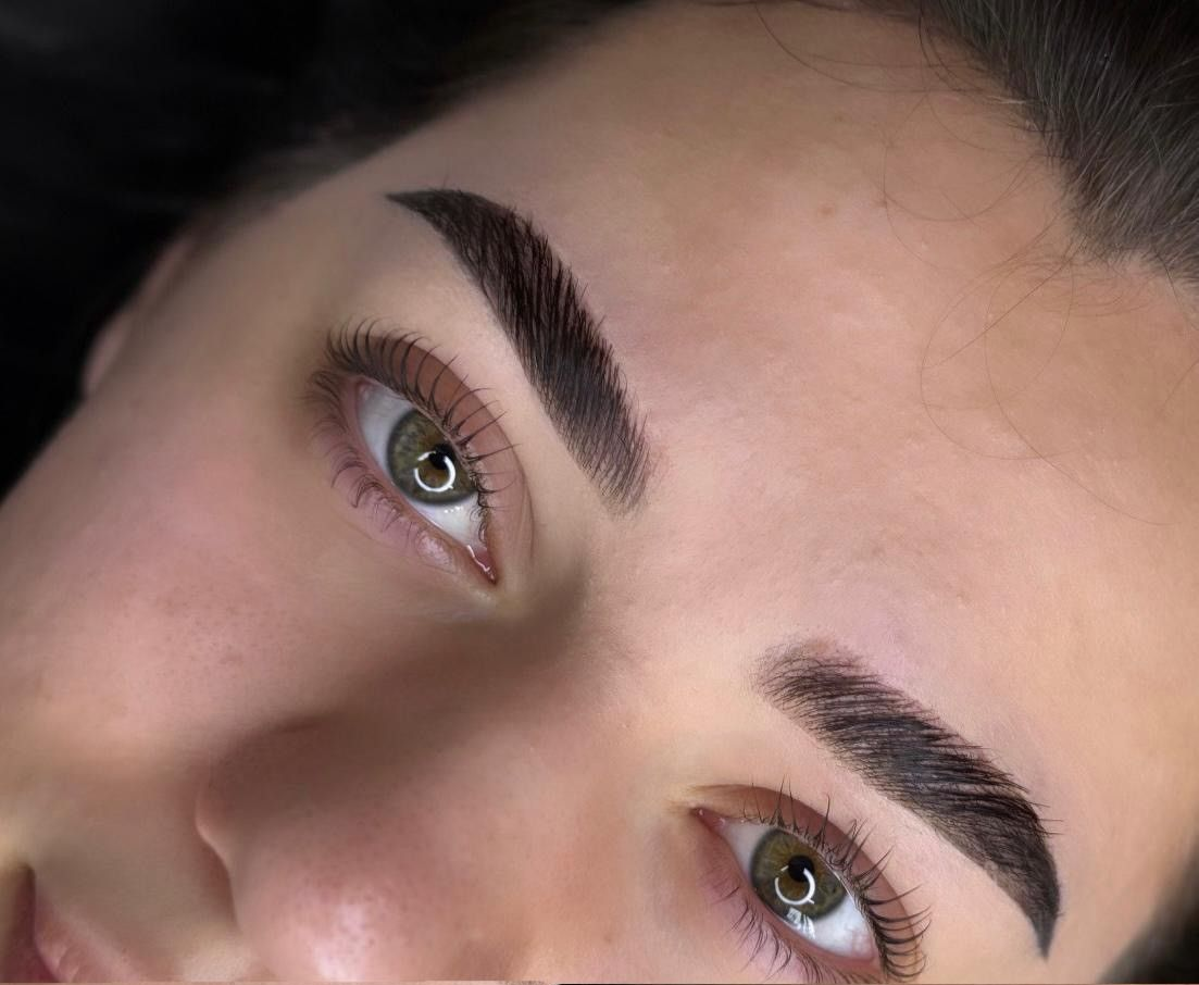 Zwei weiße Kosmetiktuben lehnen an einer rosa Wand.