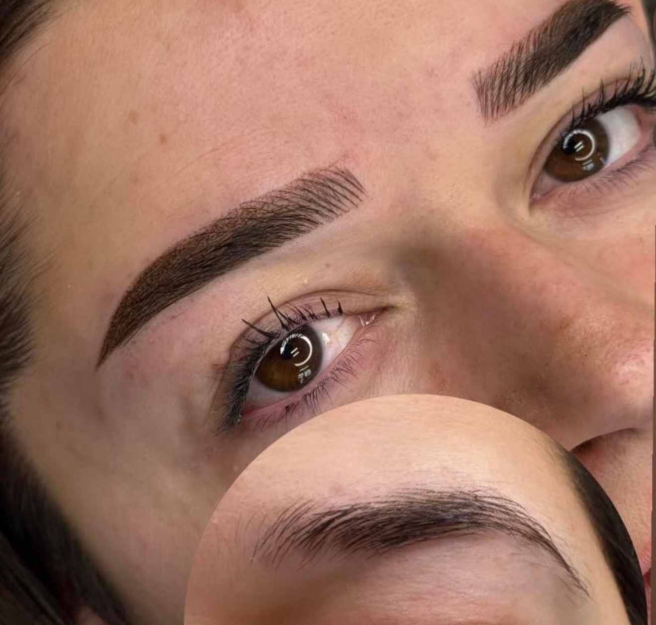 Nahaufnahme des Auges einer Person mit dunklen, vollen Wimpernverlängerungen und gepflegten Augenbrauen.