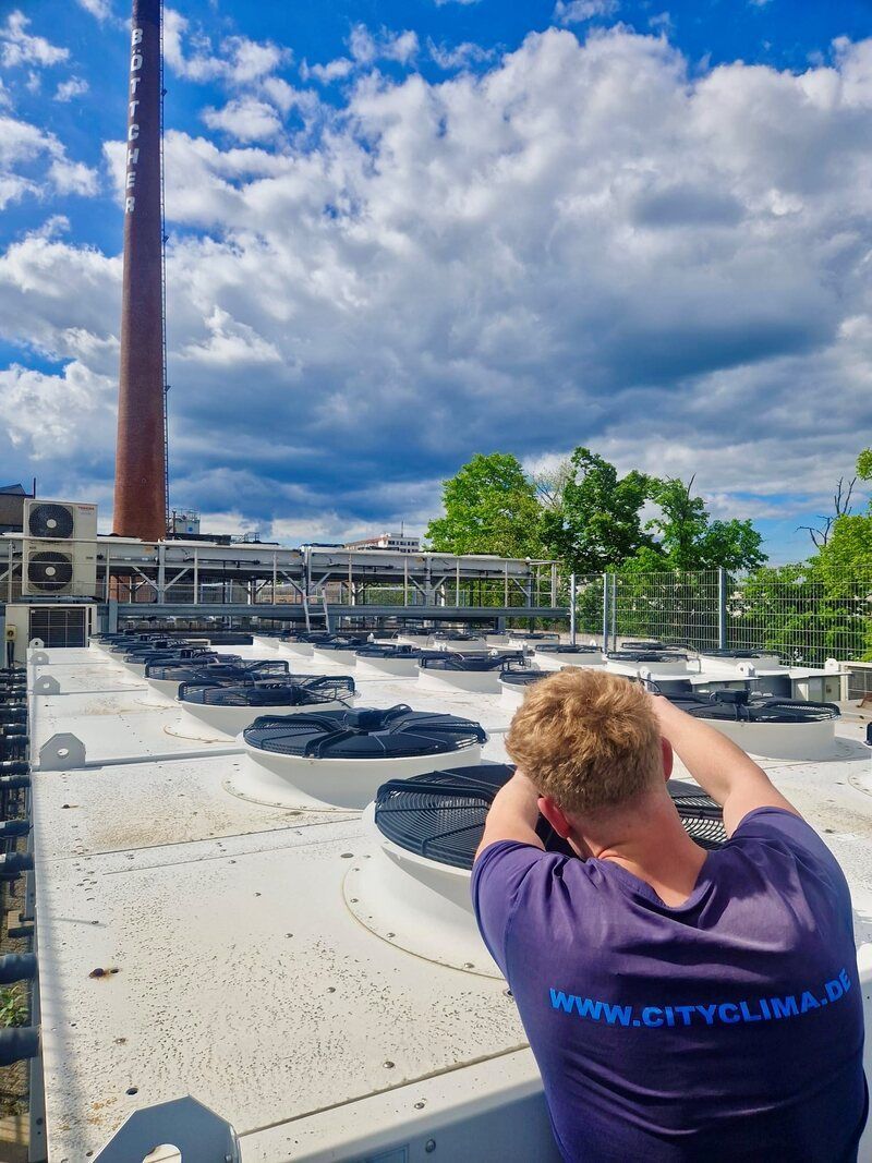 Mitarbeiter der Cityclima Kälte- & Klimatechnik GmbH installiert Lüftung