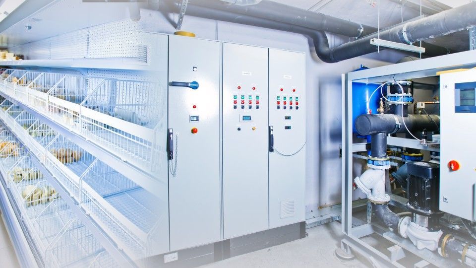 Ein Kühlschrank mit vielen Regalen und einer Maschine darin.