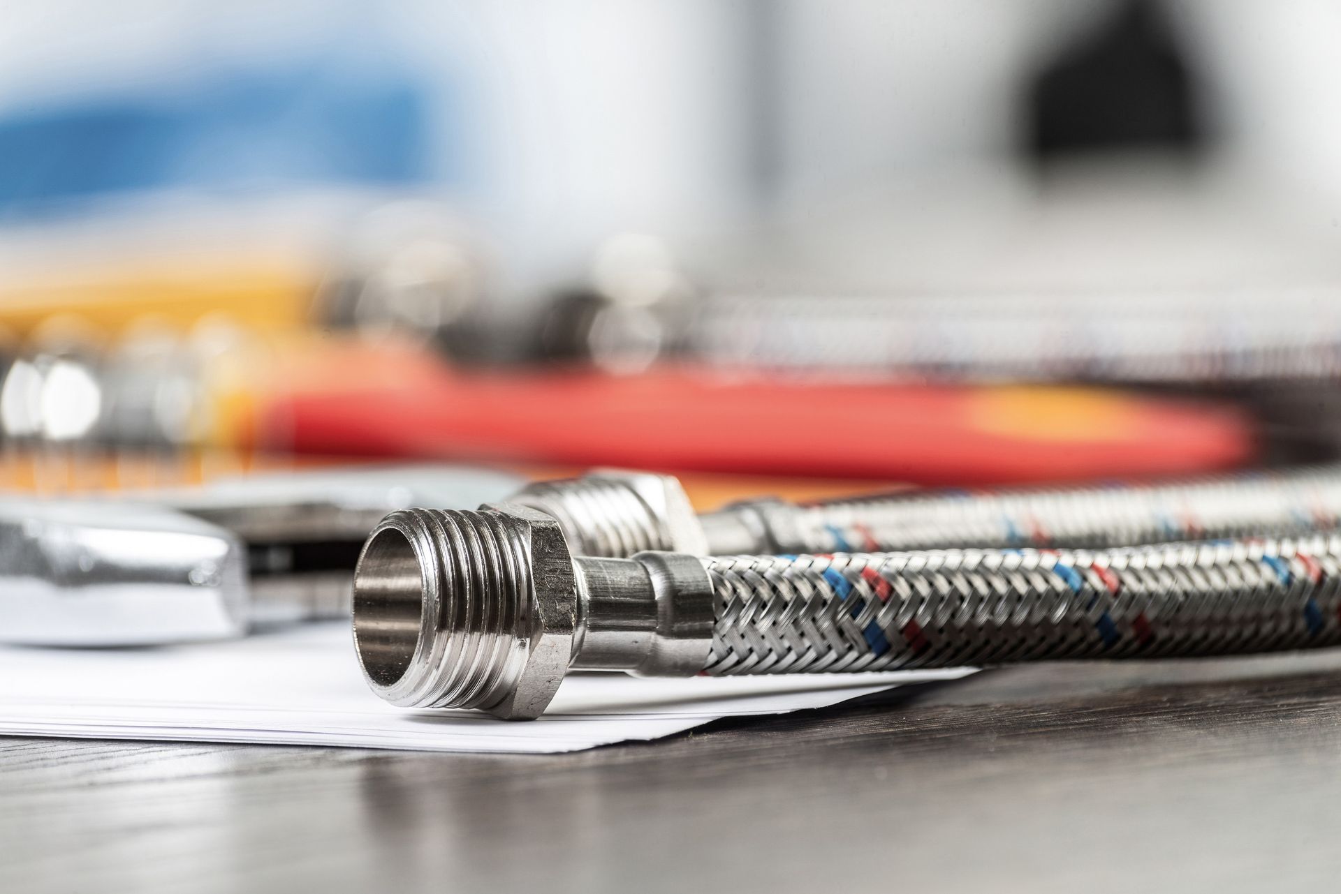 Una manguera de plomería está colocada encima de un trozo de papel sobre una mesa.