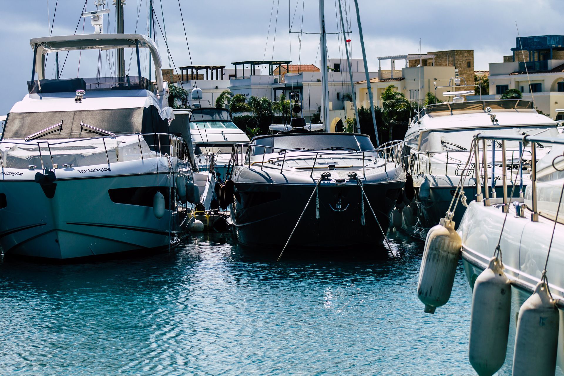 Un grupo de barcos están atracados en un puerto.