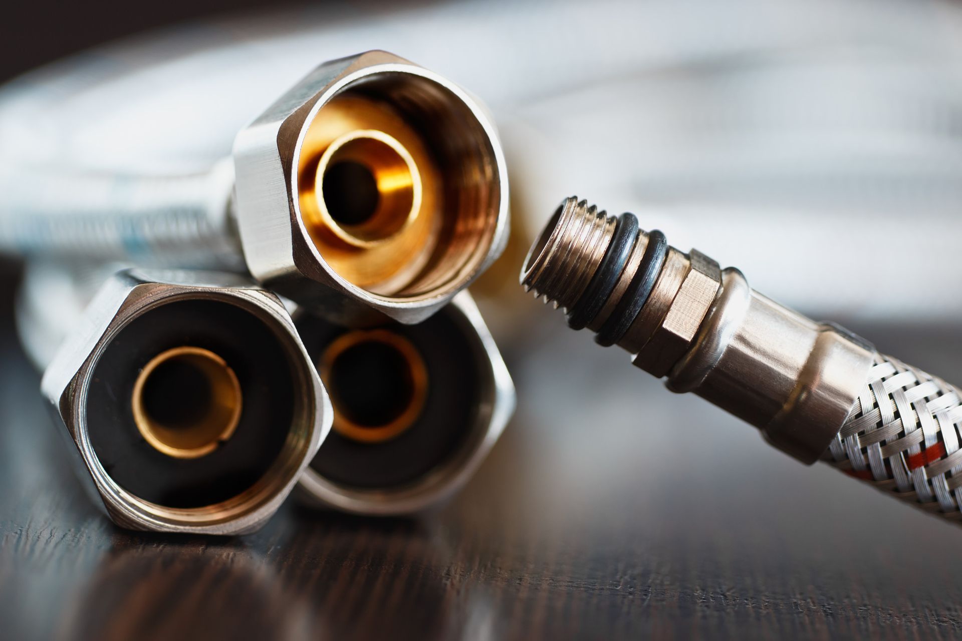 Un primer plano de una manguera de agua sobre una mesa.