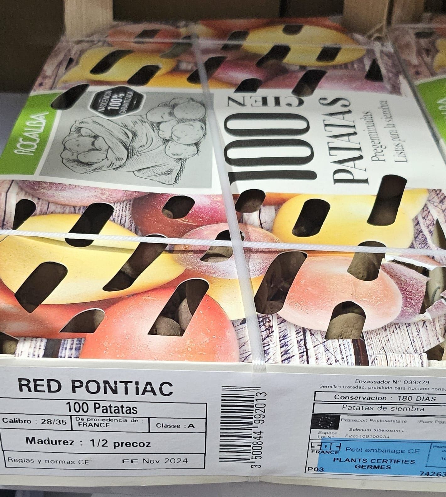 Una caja de patatas rojas Pontiac se encuentra en un estante.