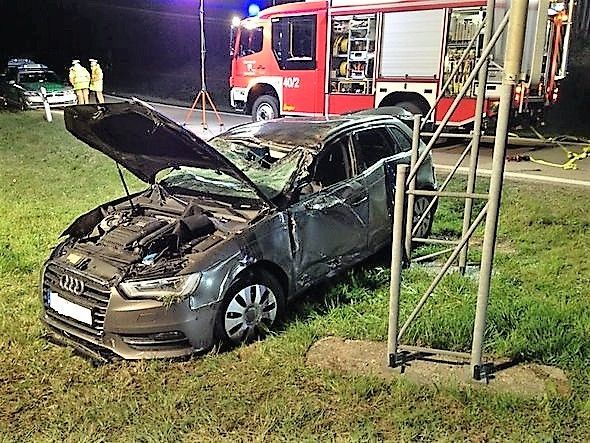 Schwarzer Audi mit aufklappter Motorhaube und deutlichen Unfallschäden an der Fahrerseite.