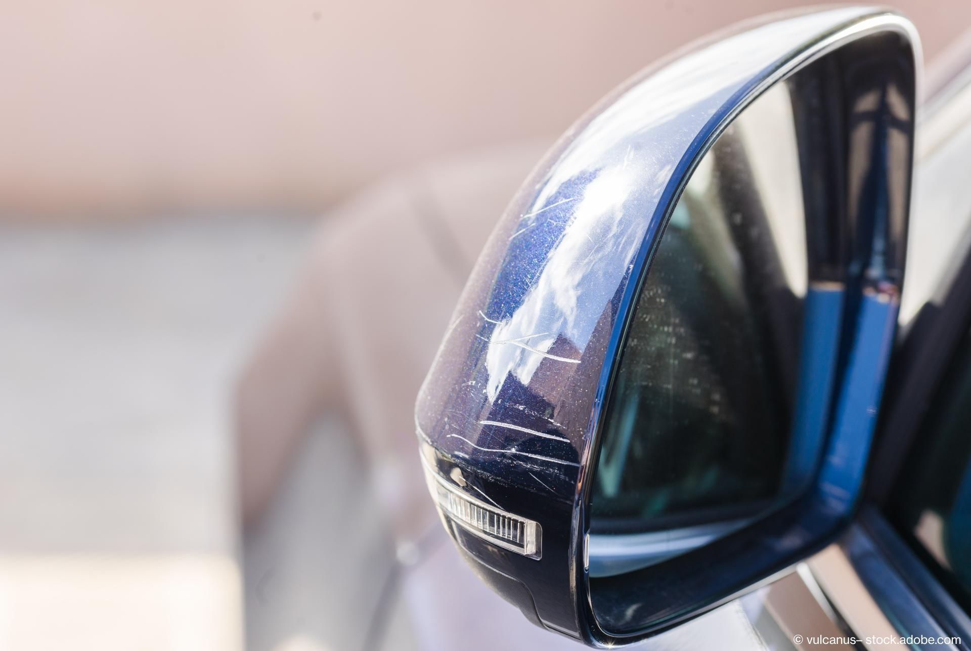 Lackschäden an einem Außenspiegel