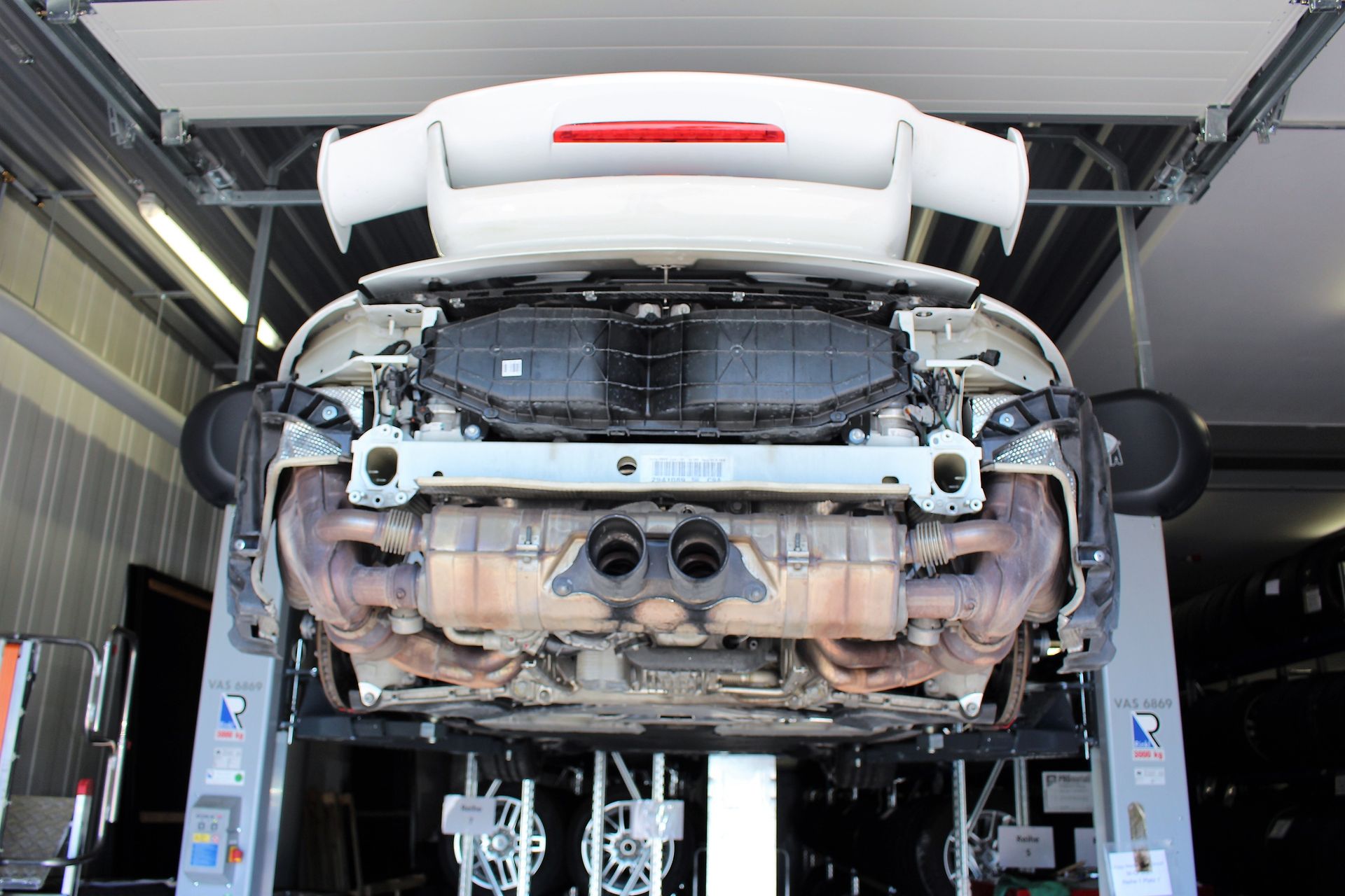 Fahrzeug hängt in der Werkstatt 